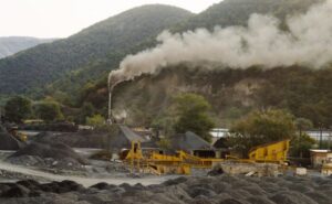 Australia’s Iron Ore Reliance, Why a Slowdown in Beijing is Triggering Panic in Sydney
